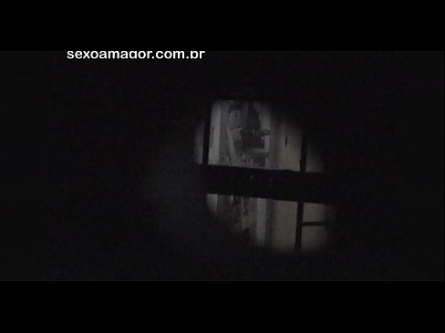 ❤️ Blondie estas sekrete filmita fare de najbara voyeur kaŝita malantaŭ kavaj brikoj ❤️❌ Hejmfarita porno ĉe ni