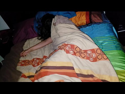 ❤️ Vicfilo kritikante sian junan duonpatrinon dum ŝi dormas. ❤️❌ Hejmfarita porno ĉe ni