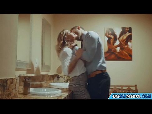 ❤️ Kiam belplena blondulo delogas vin en publika necesejo ❤️❌ Hejmfarita porno ĉe ni